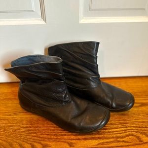 Tsubo black leather booties